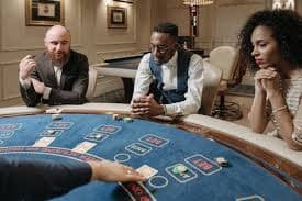 Người chơi tận hưởng trải nghiệm casino trực tuyến tại 8xbet web